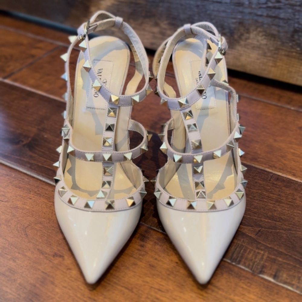 100% HOLIDAY LUXURY - VALENTINO GARAVANI Patent Rockstud Ankle Strap Pumps